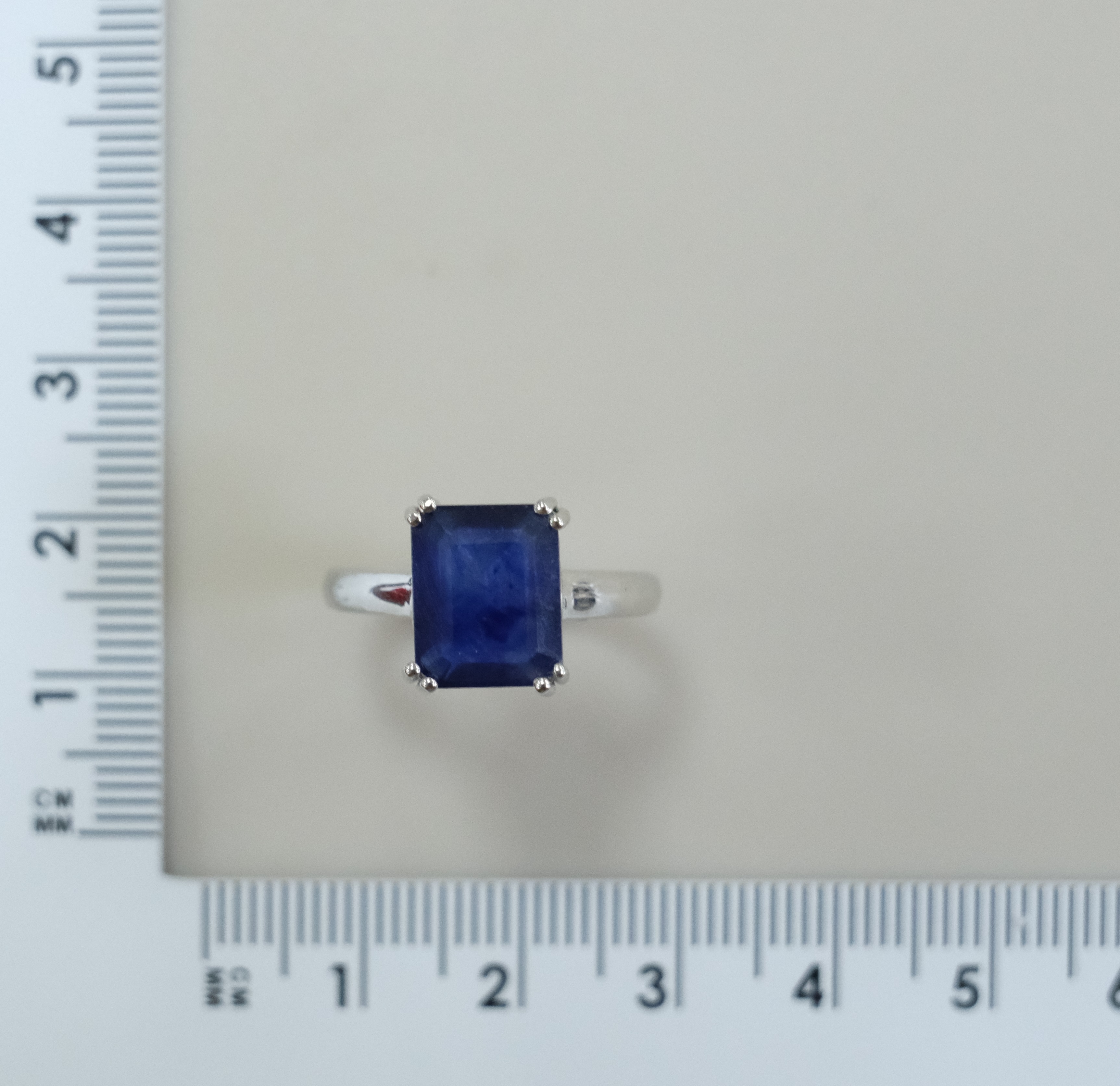 Серебряное кольцо с сапфиром